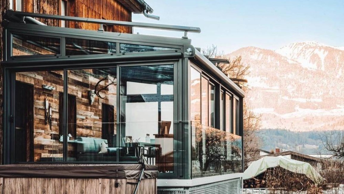 Tento nadčasový design umožňuje celoroční využití prostoru – ať už jako místo pro relaxaci, rodinná setkání nebo útulný obývací kout s výhledem do krajiny.