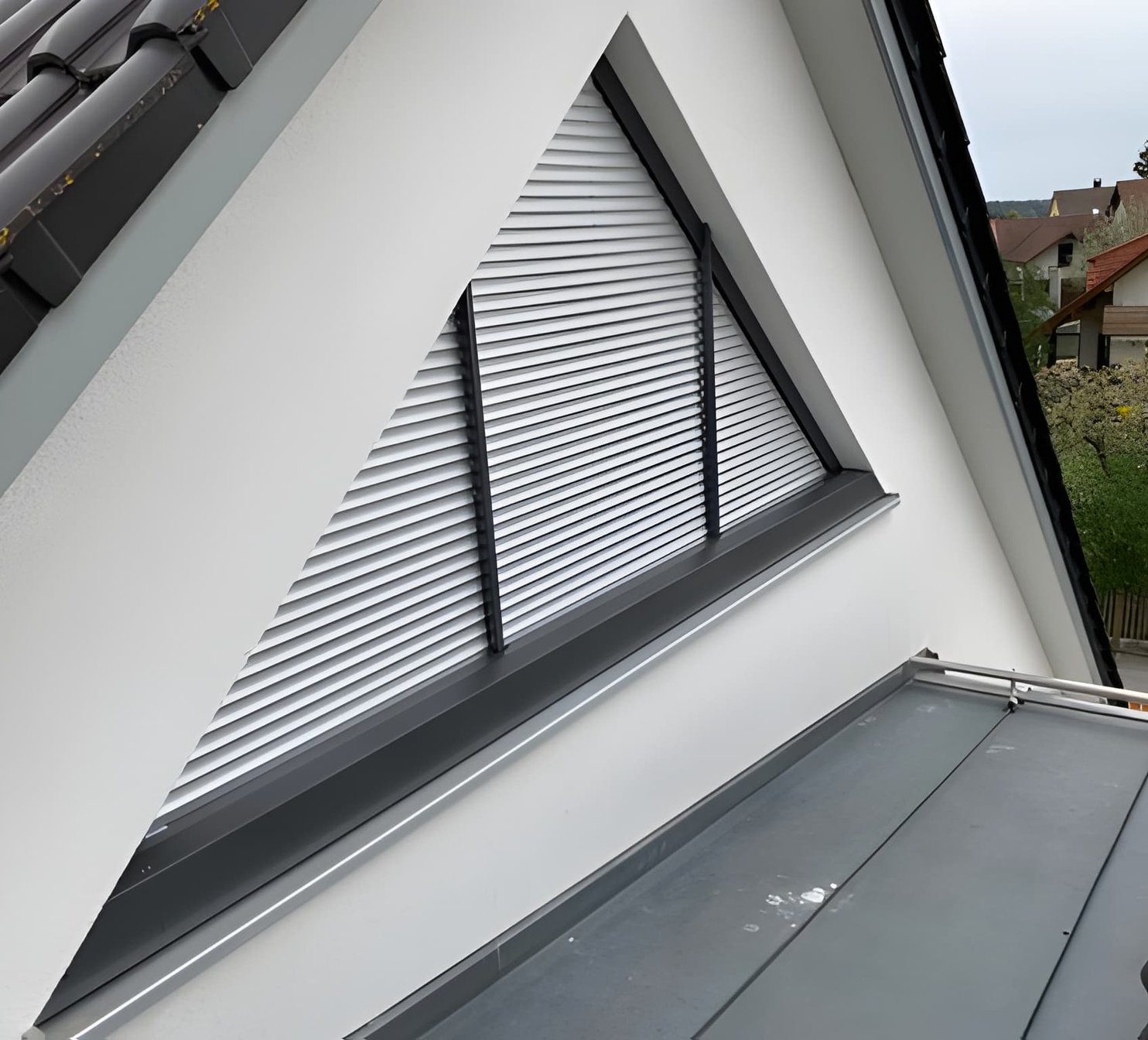 Rolety v atypickém trojuhelníkovém okně