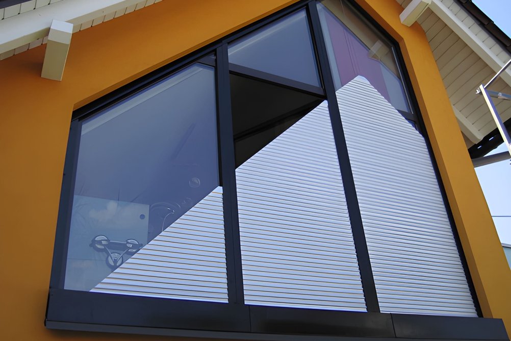 Dřevené rolety na moderní dřevostavbě