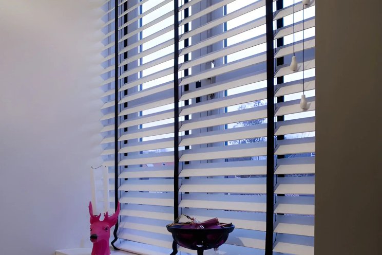 Dřevené žaluzie v okně