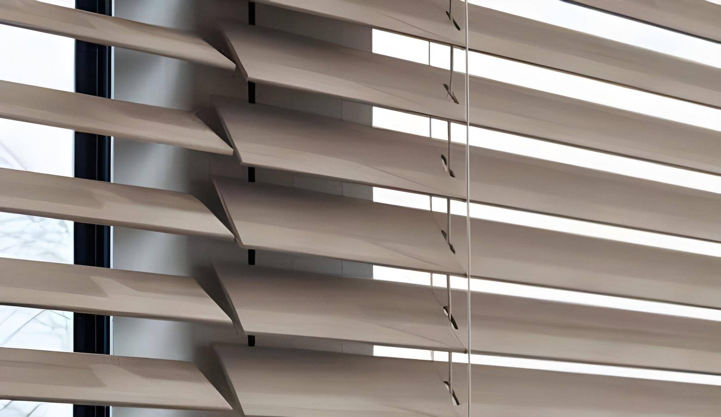 Béžové dřevěné žaluzie