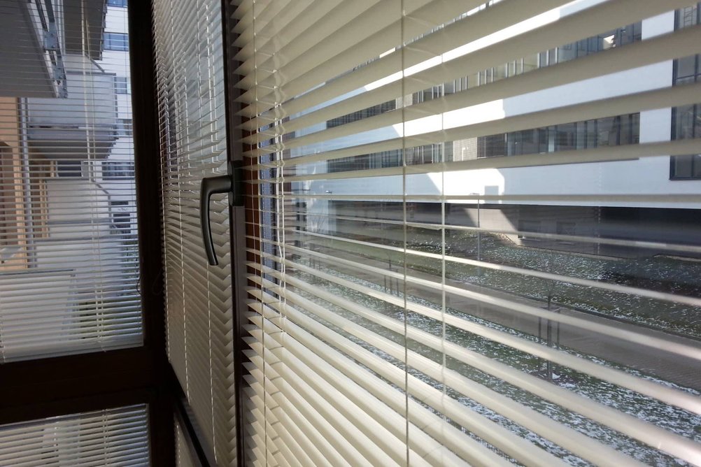 Horizontální žaluzie v oknech