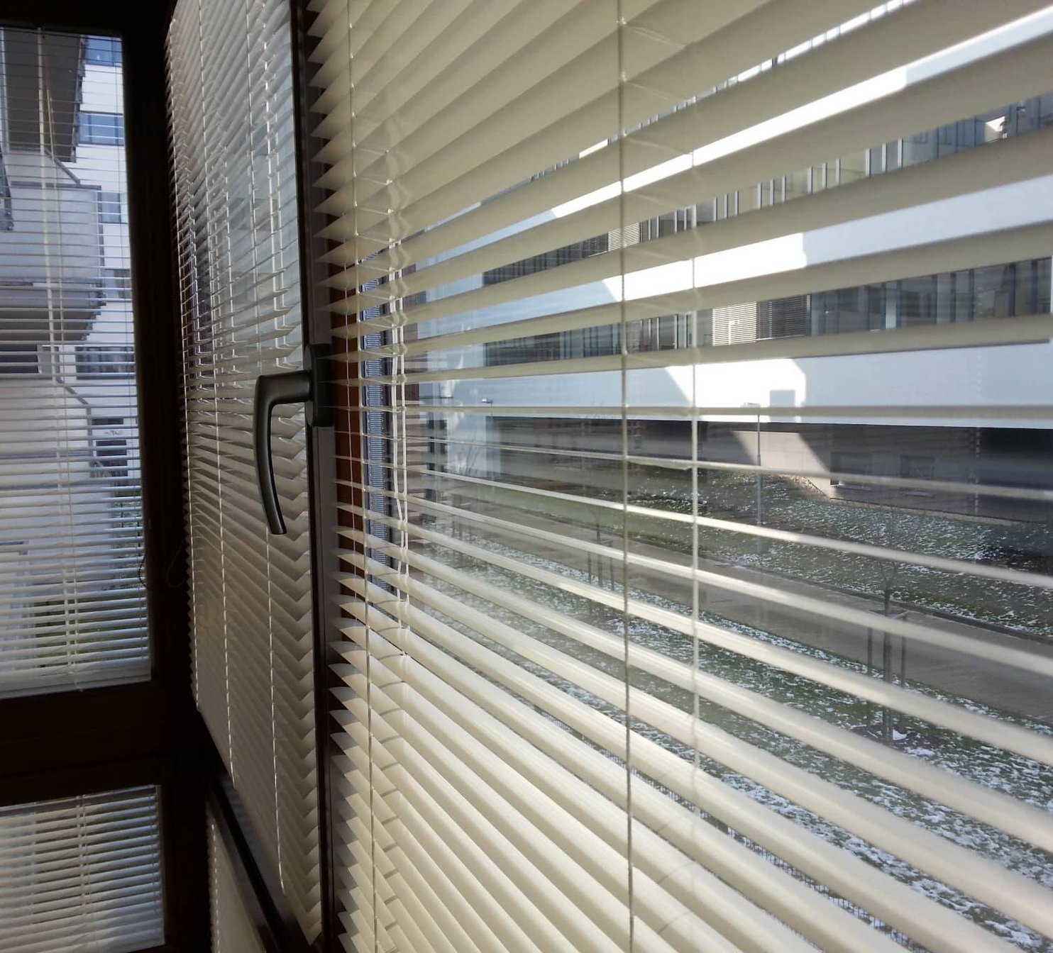 Horizontální žaluzie v kancelářské budově