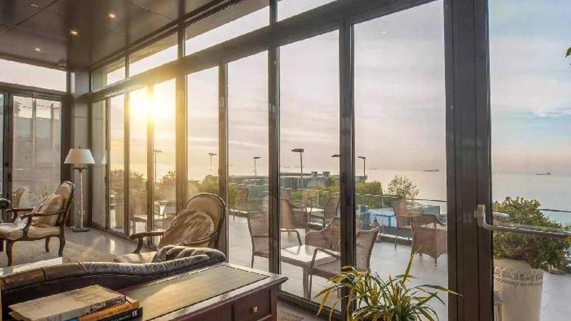 „Pro nejlepší tepelný komfort zvolte trojsklo u plně zasklených systémů – investice se vrátí v úsporách za topení.“