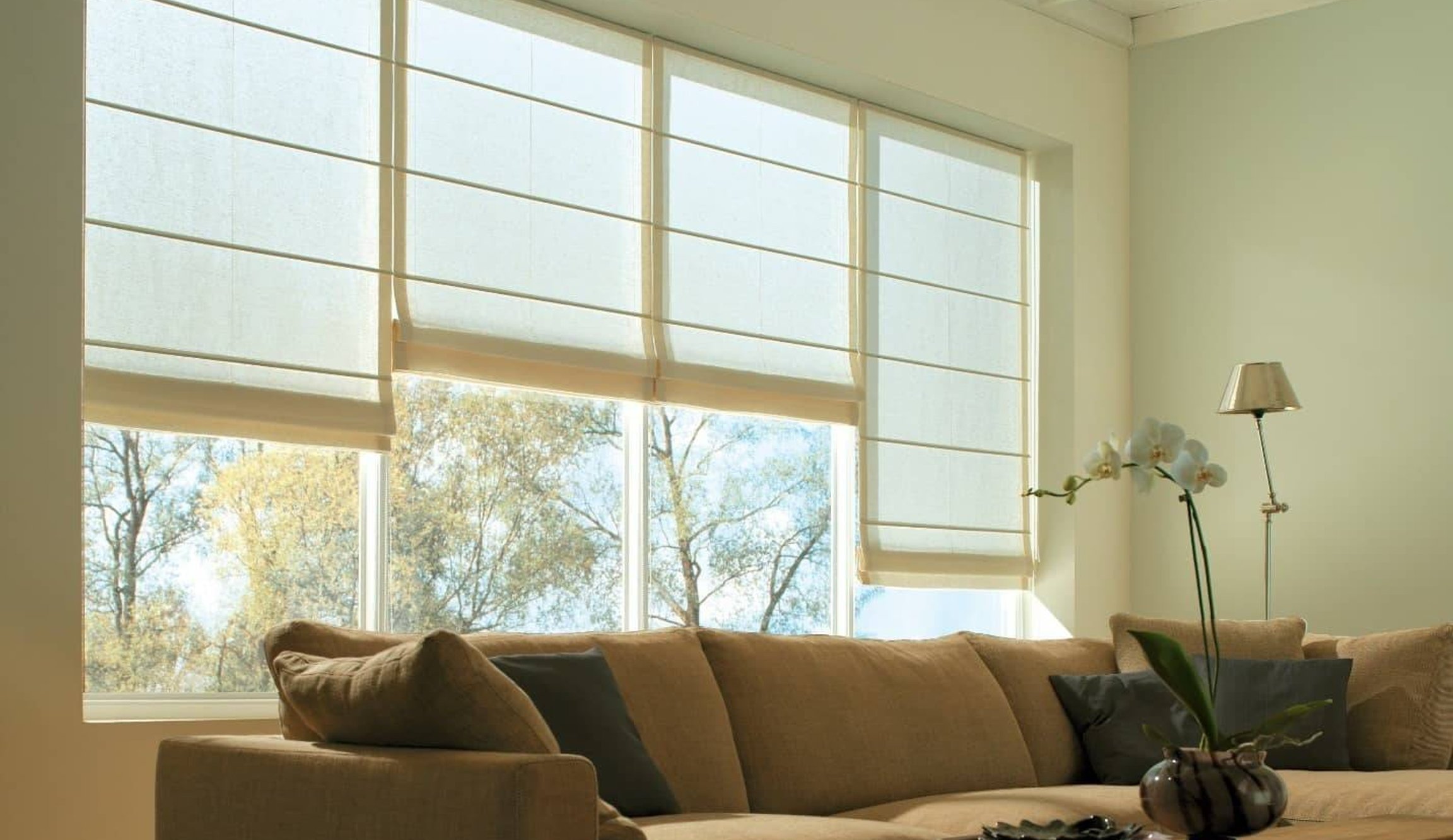 Béžové římské rolety u gauče