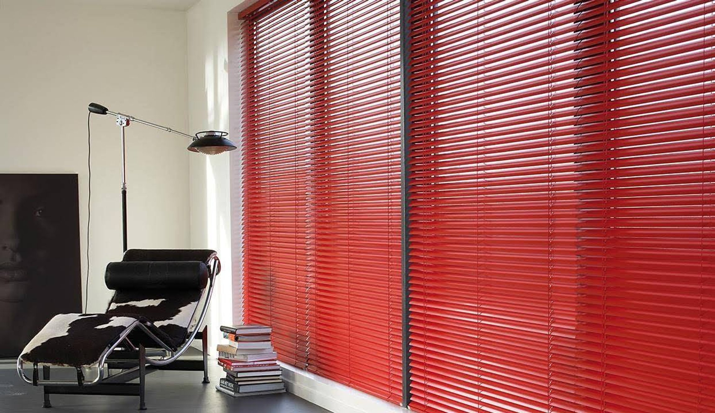 Červené žaluzie v pokoji