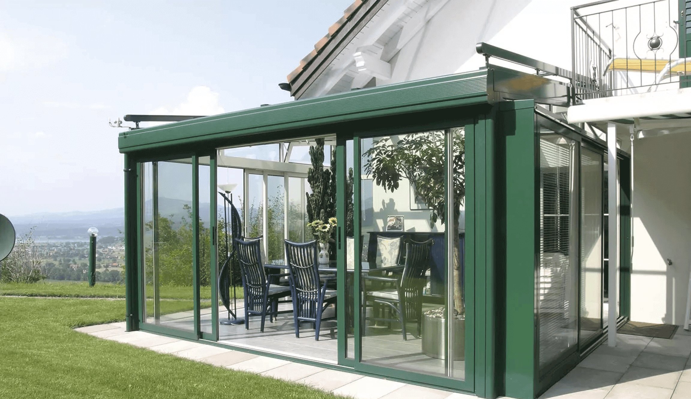 Zelená zimní zahrada u moderního domu