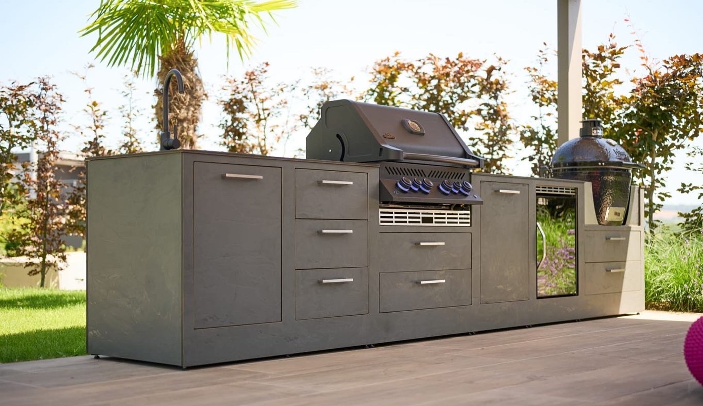 Moderní venkovná kuchyně pod pergolou