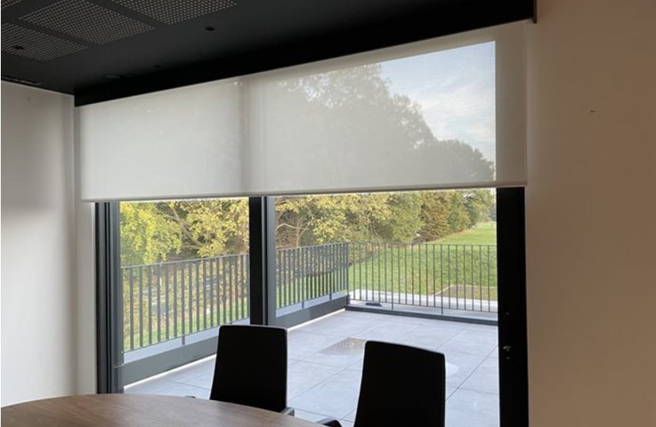 Látková roleta – čisté stínění pro velká okna v moderním interiéru