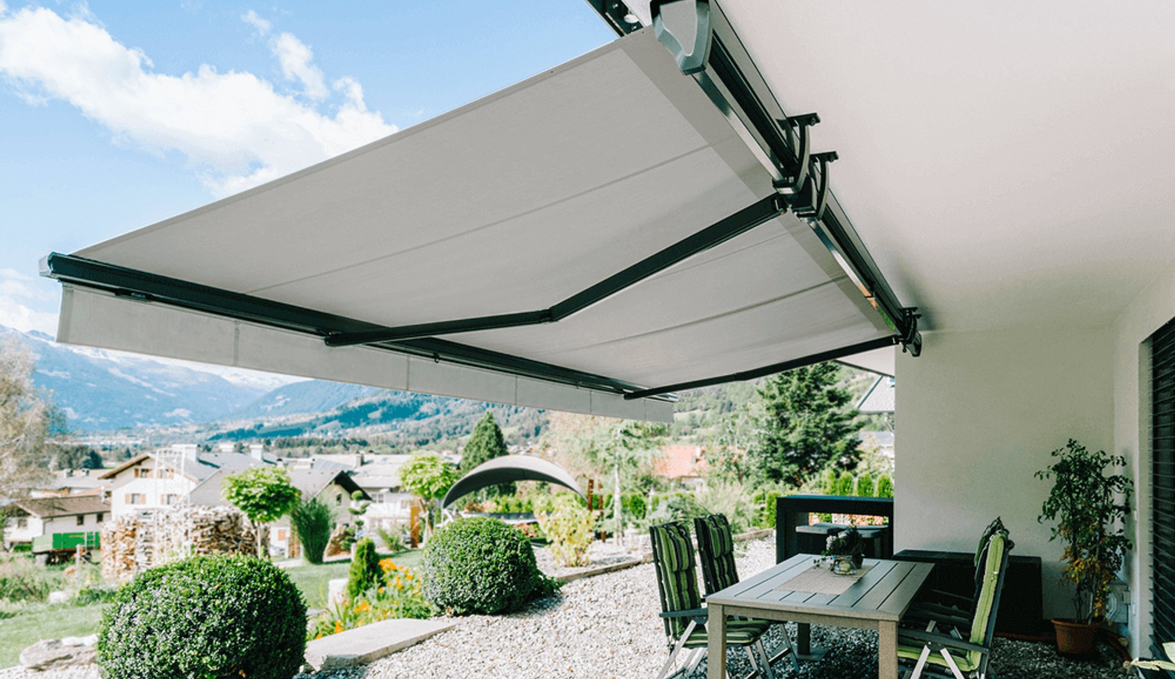 Markýza s horním krytem nad venkovním posezením