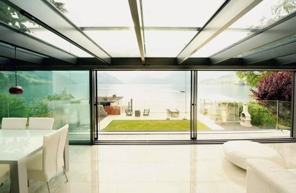 Dlouhé balkonové dveře s okenními fóliemi