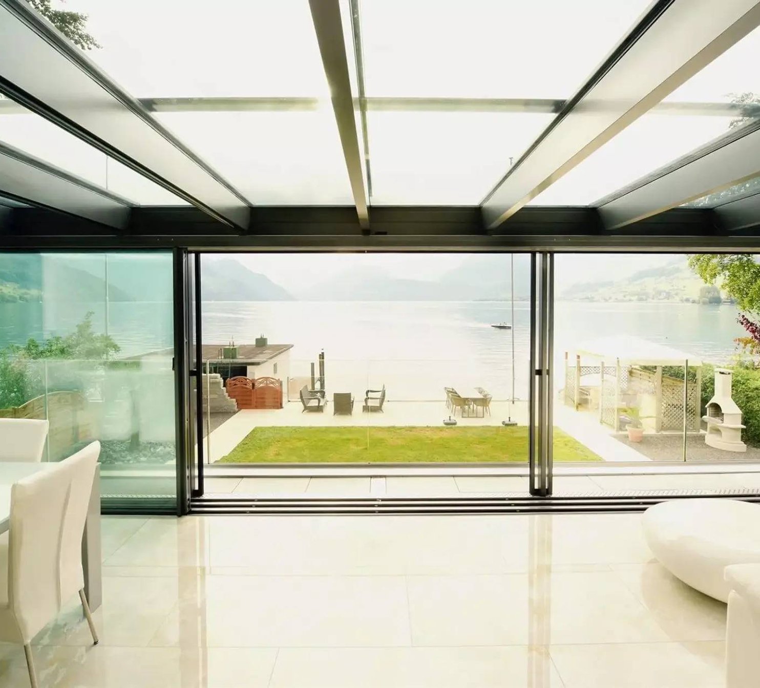 Dlouhé balkonové dveře s okenními fóliemi