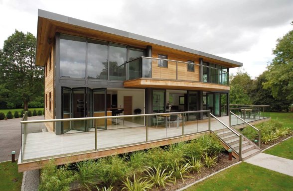 Dům s moderními plastovými okny a dveřmi