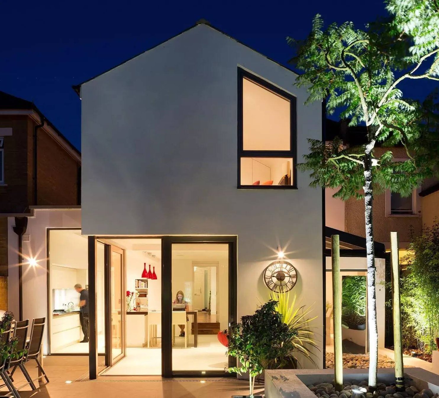 Moderní dům s okny a dveřmi