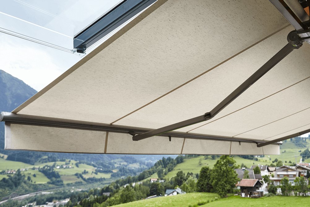 Otevřená markýza nad oknem