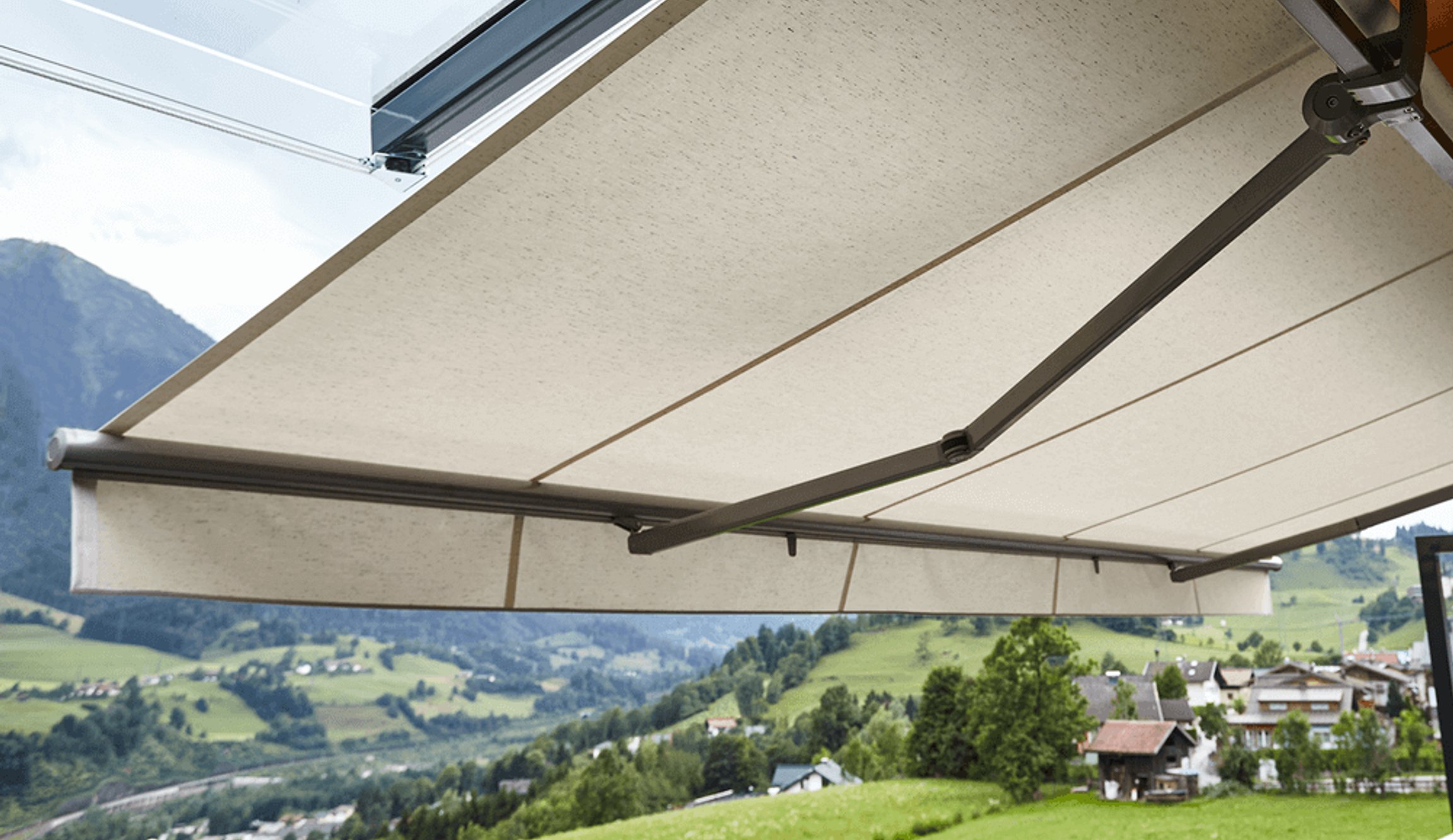 Otevřená markýza nad oknem