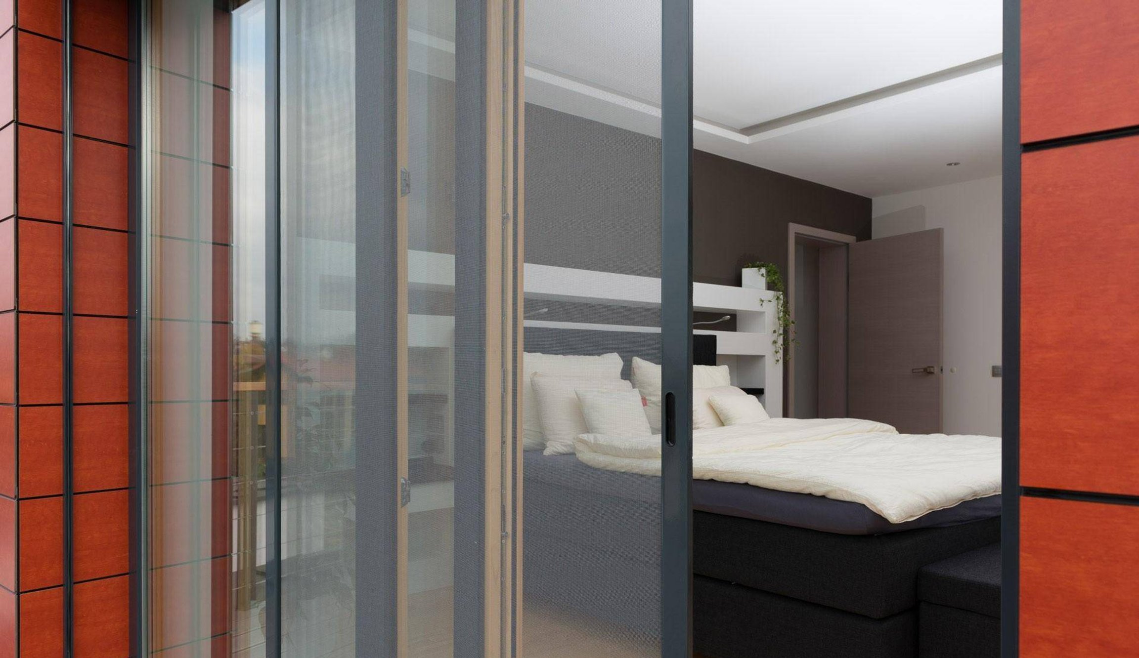 Plisovaná síť ve dveřích