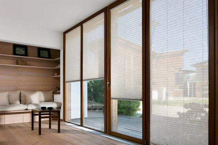 Plisé žaluzie na balkonových oknech a dveřích