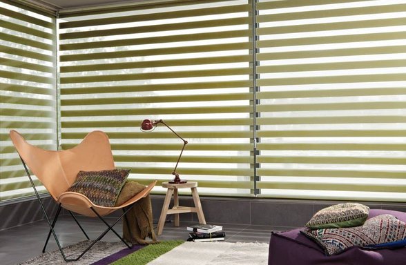 Rolety den a noc v pokoji u křesla