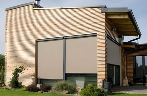 Screnové rolety na oknech moderního domu