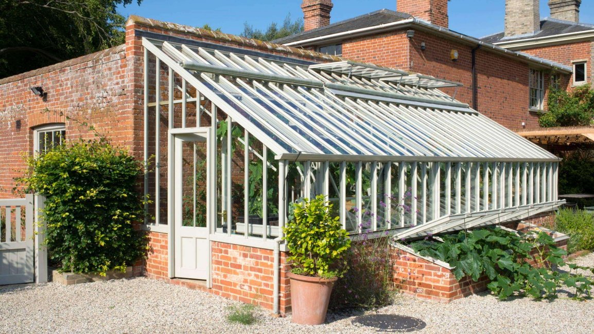 Viktoriánský přístavkový skleník využívá stěnu domu jako oporu, čímž šetří prostor a energii. Elegantní řešení pro pěstování i jako zimní zahrada.Viktoriánský přístavkový skleník využívá stěnu domu jako oporu, čímž šetří prostor a energii. Elegantní řešení pro pěstování i jako zimní zahrada.