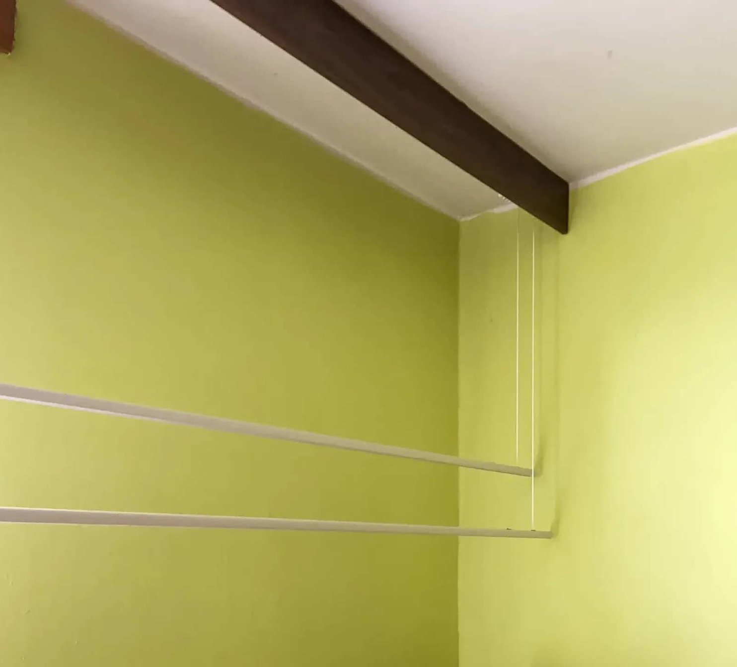 Spouštěcí garnýže u zelené zdi