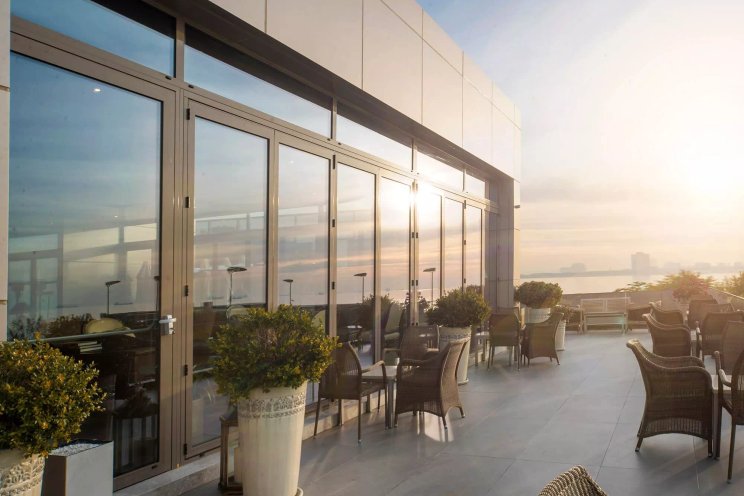 Dlouhé balkonové dveře s okenními fóliemi