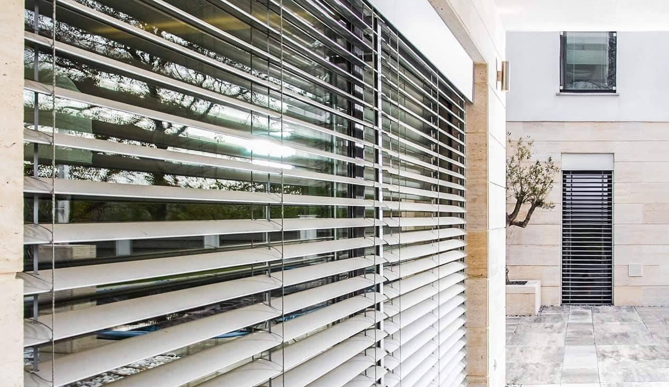 Venkovní žaluzie na velkém okně