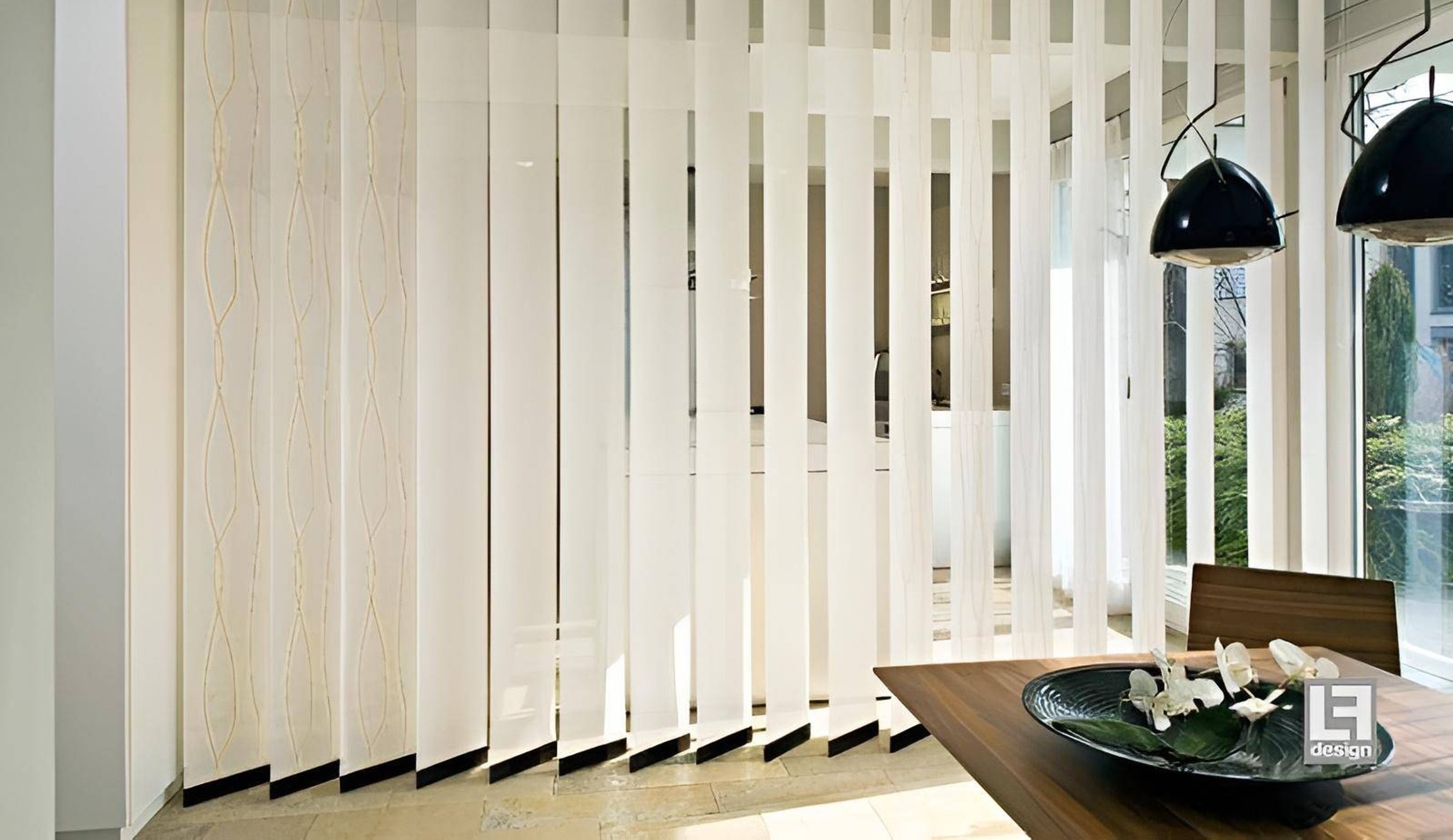 Vertikální žaluzie u balkonových dveří