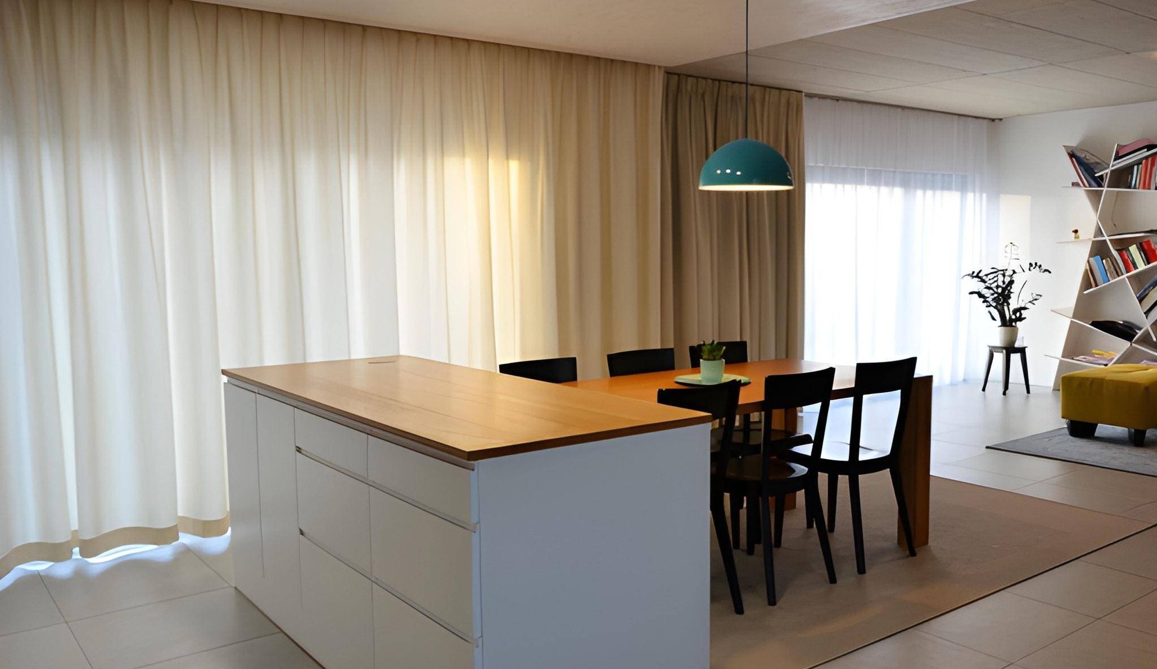 Béžové závěsy v kuchyni